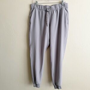 Lululemon On The Fly Jogger in a light grey size 10